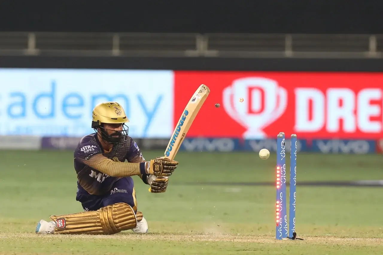 dinesh kartik bowled