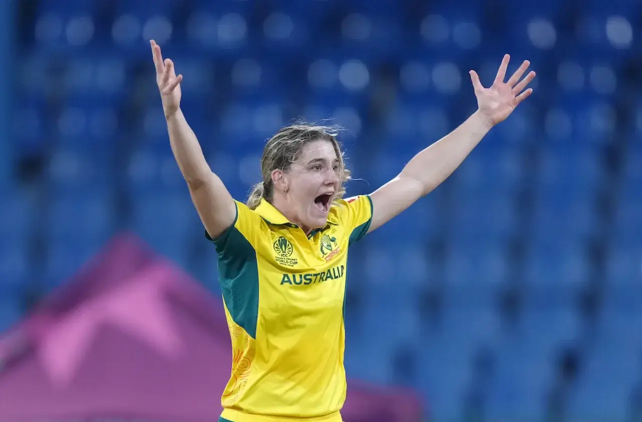 Annabel Sutherland bowling